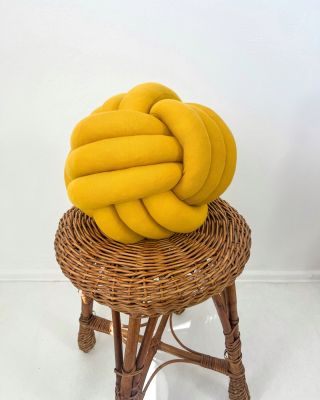 Vankúšik vhodný nielen do detskej izbičky ☺️ #vankus #uzol #dekoracie #detskaizba #knotpillow #decor #decoration...